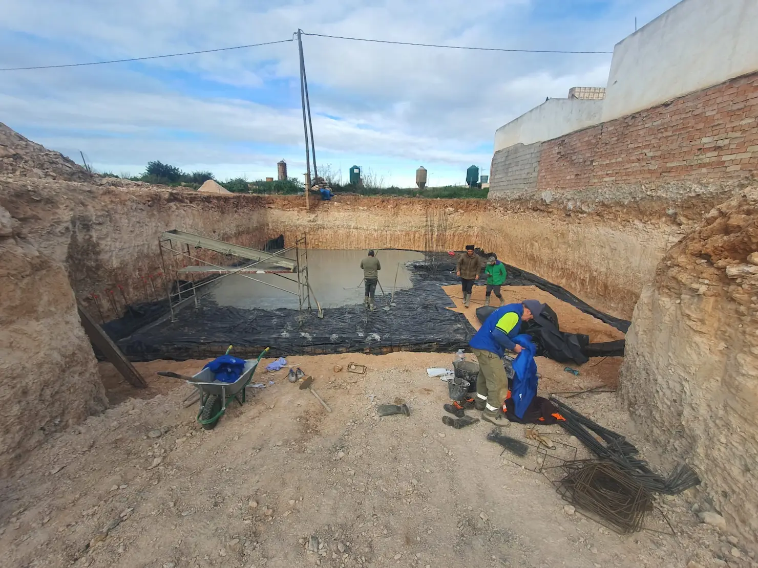 Trabajadores sentando los cimientos para la construcción de una vivienda. Es la imagen destacada de la página obra nueva en murcia, propiedad de Reformas La Cabaña S.L.